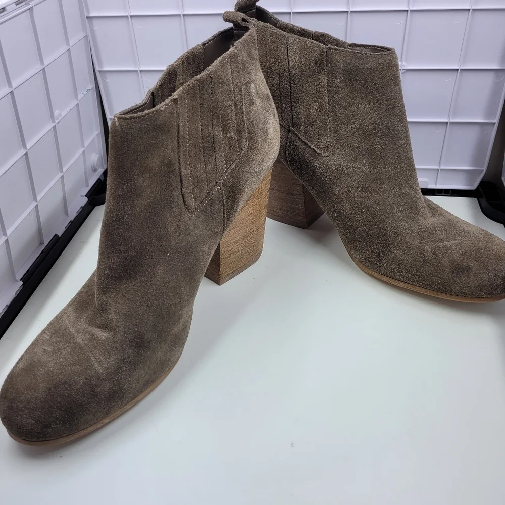 Crown Vintage sz9.5 Suede Ankle Boots